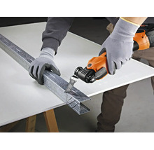 Handwerker beim Schneiden eines Metallprofils mit einem oszillierenden Multifunktionswerkzeug mit Starlock Plus Aufnahme.