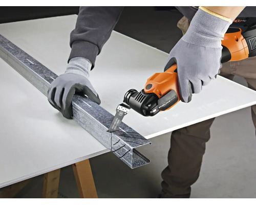 Handwerker beim Schneiden eines Metallprofils mit einem oszillierenden Multifunktionswerkzeug mit Starlock Plus Aufnahme.