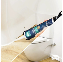Eine Hand trägt mit einer Kartuschenpistole Sista Bad Sanitär Silikon auf eine Fuge an einer Toilette auf.