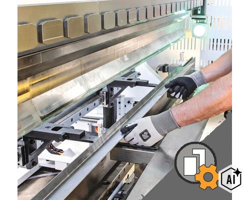 Ein Handwerker mit Arbeitshandschuhen bedient eine industrielle Metallbiegemaschine zur präzisen Bearbeitung von Metallprofilen in der Werkstatt. (Image AI modified or generated)