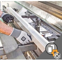 Ein Mitarbeiter in Schutzhandschuhen bedient eine Metallbiegemaschine zur individuellen Kantteilfertigung. (Image AI modified or generated)
