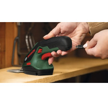 Person hält eine Bosch Akku Gras- und Strauchschere und bereitet das Aufladen per USB Kabel vor.