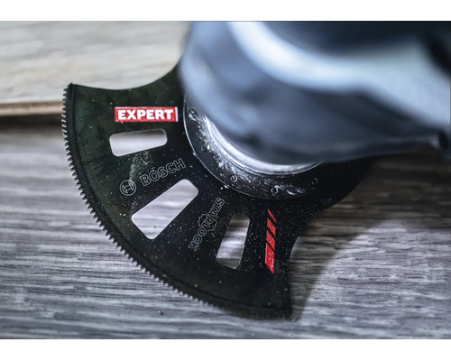 Bosch Expert Starlock Segment-Sägeblatt an einem Multifunktionswerkzeug für Holz und Metall
