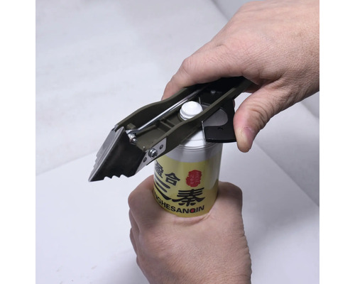 Eine Hand bedient einen Kartuschenschneider an einer Kartusche.