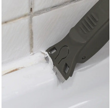 Fugenkratzer beim Entfernen von alten Silikonfugen zwischen Fliesen und Badewanne