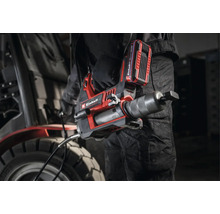 Einhell Akku Fettpresse Professional mit Akku bei der Anwendung an einer Maschine.