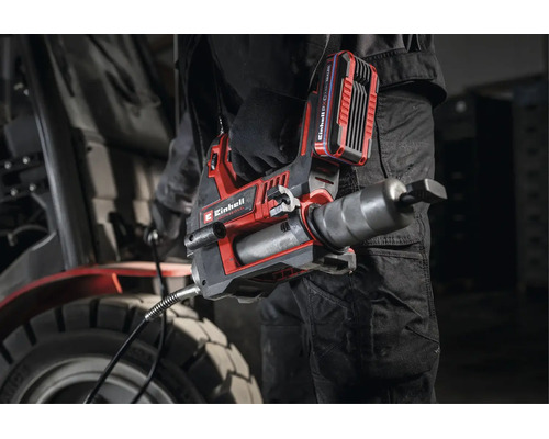 Einhell Akku Fettpresse Professional mit Akku bei der Anwendung an einer Maschine.
