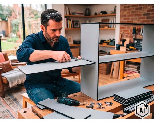 Ein Mann baut in einer Werkstatt ein Regal aus Holzplatten zusammen und nutzt dazu einen Schraubendreher und einen Akkubohrschrauber. (Image AI modified or generated)