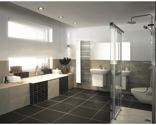 Modernes Badezimmer mit Badewanne, bodengleicher Glasdusche, Waschbecken, Handtuchheizkörper und Fliesen in schlichter Gestaltung.