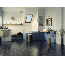 Modernes Badezimmer mit blauen Mosaikfliesen an der Badewanne und quadratischen Wandfliesen, dazu dunkle Bodenfliesen in einem geräumigen Raum.