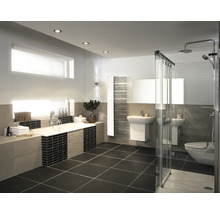 Modernes Badezimmer mit Badewanne, bodengleicher Glasdusche, Waschbecken, Handtuchheizkörper und Fliesen in schlichter Gestaltung.