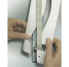 Hände beim Anbringen der Abdeckung eines Rollladengurts an der Wand.