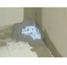 Dichtecke fuer die Abdichtung von Innenecken bei der Fliesenverlegung im Boden Wand Bereich mit Dichtmasse in der Ecke verarbeitet