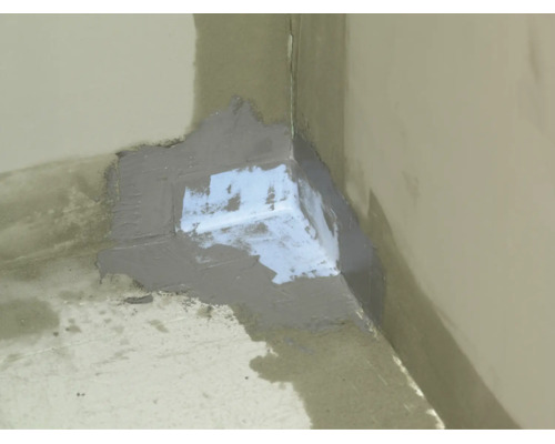 Dichtecke fuer die Abdichtung von Innenecken bei der Fliesenverlegung im Boden Wand Bereich mit Dichtmasse in der Ecke verarbeitet