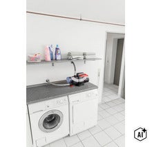 AL-KO Hauswasserwerk auf der Arbeitsplatte in einem Hauswirtschaftsraum mit Waschmaschinen und Regalen. (Image AI modified or generated)