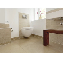 Modernes Badezimmer mit wandhängendem WC und Vorwandinstallation, Fliesen in Naturtönen und einem Waschtisch mit dunklem Holzunterschrank.
