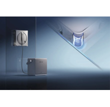 Ecovacs Fensterputzroboter bei der Reinigung einer Glasscheibe mit separater Basisstation und Detailansicht der Eckreinigungstechnologie.