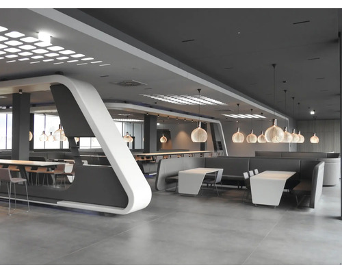 Moderne Kantine mit futuristischem Design, Essbereich mit Tischen, Sitzbänken und Pendelleuchten in einem organisierten, hellen Ambiente.