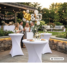 Gartenparty mit Stehtischen in weissen Hussen, Lichterketten und Dekoration zum vierzigsten und fünfzigsten Geburtstag auf einer Steinterrasse.