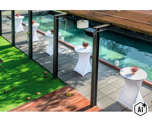 Stehtische mit weißen Hussen entlang eines Pools auf einer Terrasse mit Kunstrasen und einer Holzüberdachung in einer modernen Gartenanlage. (Image AI modified or generated)