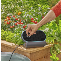 Gardena Bewässerungssteuerung für Hochbeete mit Solarpanel und Drehknopf für einfache Bedienung in einer Gartenumgebung.