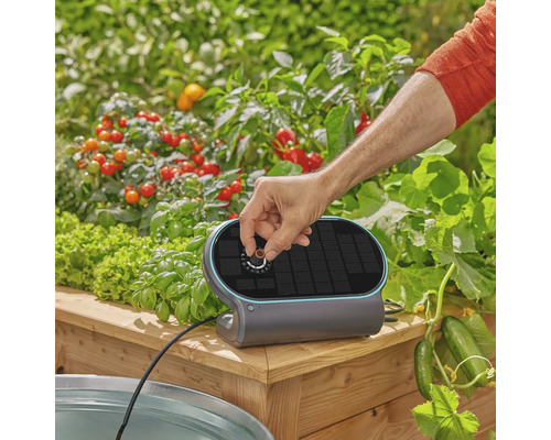 Gardena Bewässerungssteuerung für Hochbeete mit Solarpanel und Drehknopf für einfache Bedienung in einer Gartenumgebung.