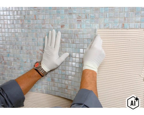 Handwerker mit Handschuhen beim Verlegen von kleinteiligen Glasmosaikfliesen auf eine mit Fliesenkleber eingestrichene Wandfläche (Image AI modified or generated)