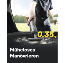 Ein kompakter Handsauger reinigt Tierhaare aus dem Kofferraum eines Autos mit dem Hinweis auf ein Gewicht von null Komma drei fünf Kilogramm.