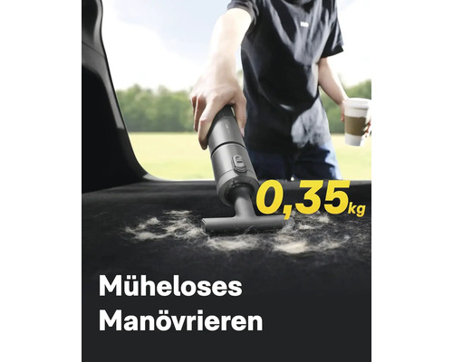 Ein kompakter Handsauger reinigt Tierhaare aus dem Kofferraum eines Autos mit dem Hinweis auf ein Gewicht von null Komma drei fünf Kilogramm.