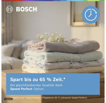 Stapel aus gefalteter Wäsche auf einem Tisch mit Bosch Logo und Symbol für Zeitersparnis durch Speed Perfect Waschprogramm Funktion.
