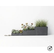 Drei rechteckige Pflanzkübel in abgestuften Höhen bepflanzt mit Sukkulenten, Blumen und Gras. (Image AI modified or generated)