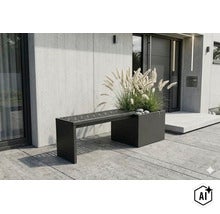Moderne Gartenbank mit integriertem Pflanzkübel aus Metall vor einer Betonwand im Außenbereich. (Image AI modified or generated)