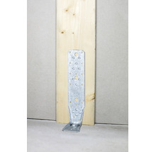 Verzinkter Pfostenträger aus Metall an einem Holzbalken befestigt zur Stabilisierung von Holzkonstruktionen.
