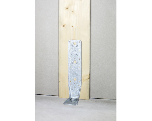 Verzinkter Pfostenträger aus Metall an einem Holzbalken befestigt zur Stabilisierung von Holzkonstruktionen.