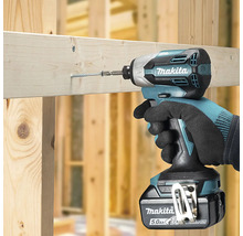 Ein Makita Akku Schlagschrauber im Einsatz beim Verschrauben einer Holzlatte im Trockenbau.