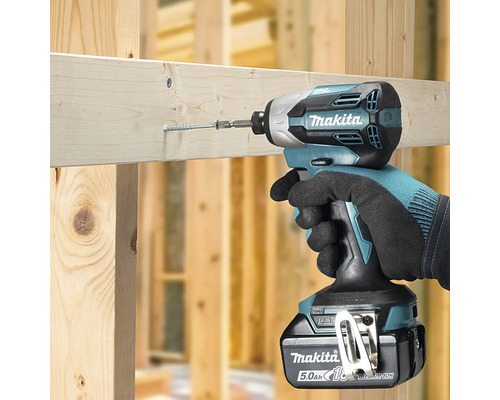 Ein Makita Akku Schlagschrauber im Einsatz beim Verschrauben einer Holzlatte im Trockenbau.
