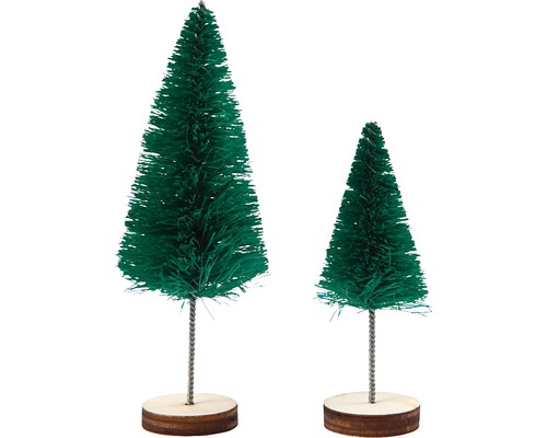 Zwei künstliche grüne Weihnachtsbäume auf Holzsockel