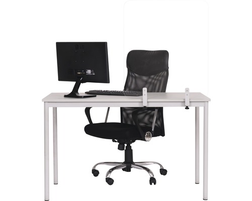Arbeitsplatz mit Schreibtisch, Bürostuhl, Monitor, Tastatur und Trennwand