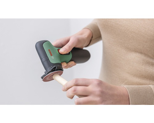 Person schleift Holzstab mit einem Bosch Schleifgerät