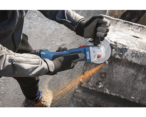 Person benutzt einen Bosch Akku-Winkelschleifer zum Schleifen von Metall.