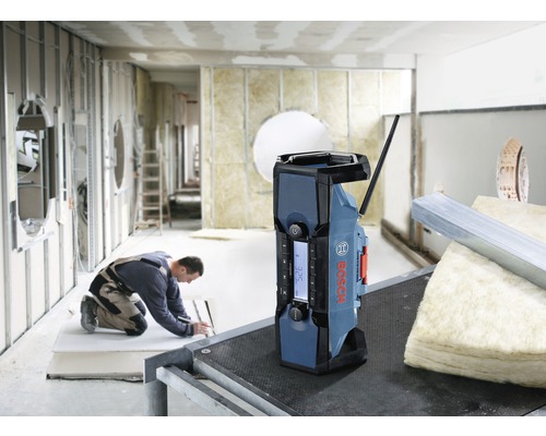 Baustellenradio mit digitalem Display und Antenne im Rohbau