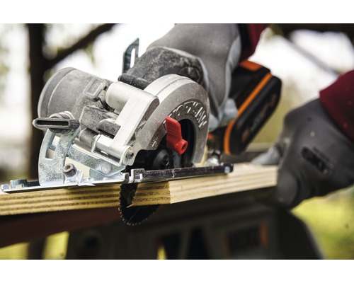 Akku-Handkreissäge beim Sägen eines Holzbretts