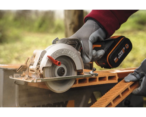 Worx Säge beim Schneiden eines Ziegelsteins