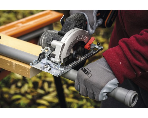 Handkreissäge schneidet ein Kunststoffrohr auf einer Werkbank