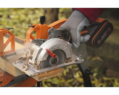 Akkukreissäge schneidet Holz