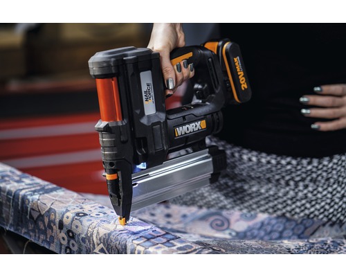 Akkubetriebener Nagel-/Klammergerät im Einsatz an Polsterung