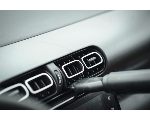 Reinigung einer Auto-Lüftung mit Staubsaugerdüse