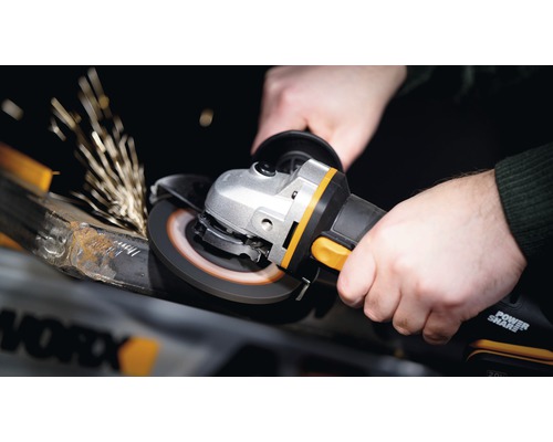 Eine Person benutzt einen Winkelschleifer zum Schleifen von Metall, wobei Funken entstehen.