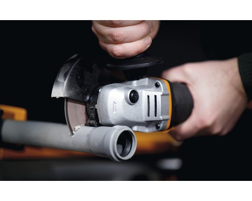 Eine Rohrtrennmaschine schneidet ein Rohr.