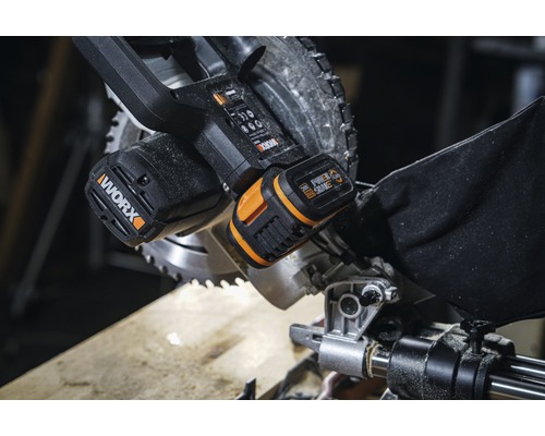 Worx Logo auf einer Kapp- und Gehrungssäge mit Akku